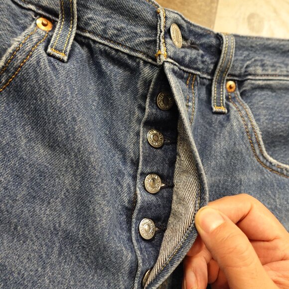 Levi’s 501 Cutoff Denim Shorts Women’s W31 Medium Wash Distressed Raw Hem - Picture 2 of 11